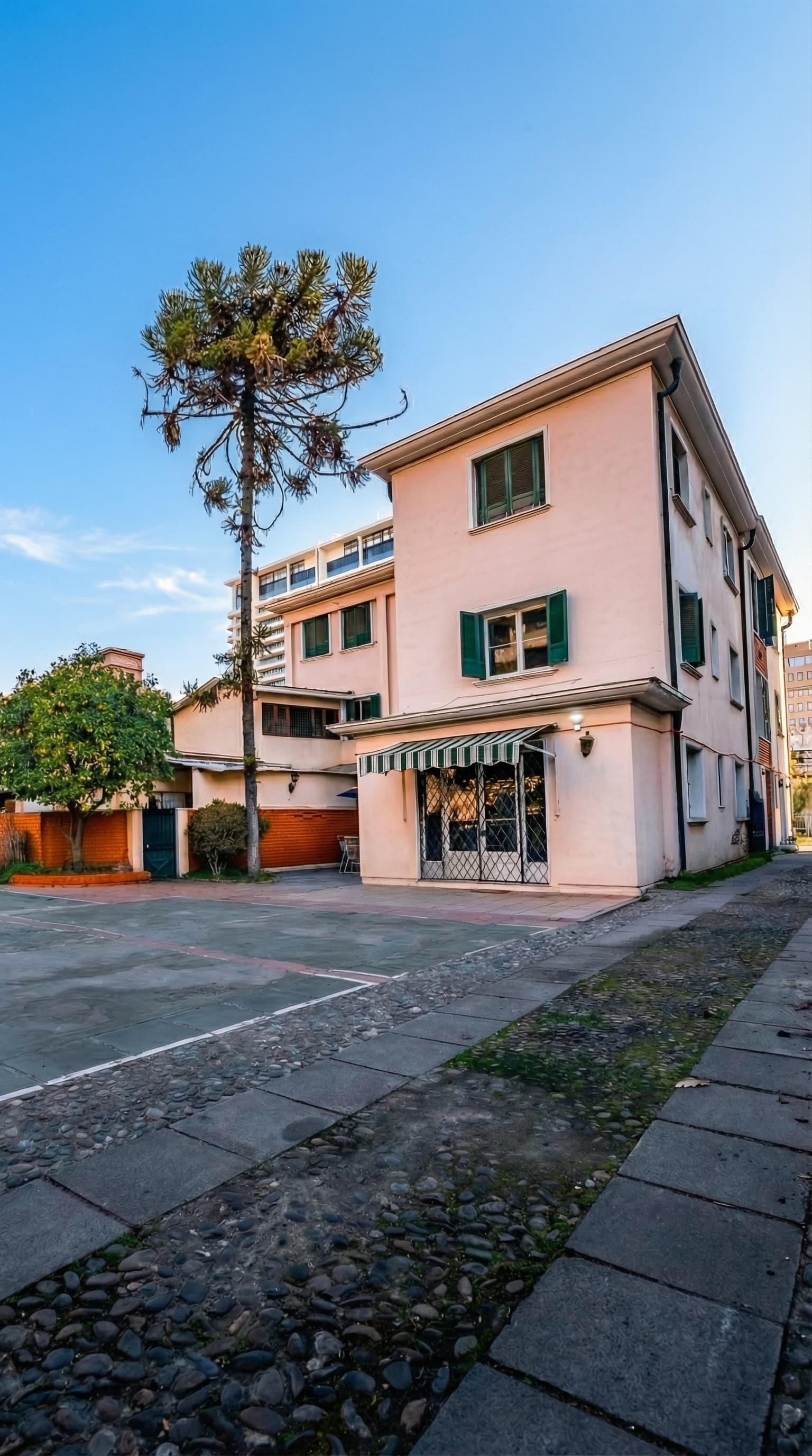 Américo Vespucio Sur 250 — Fachada