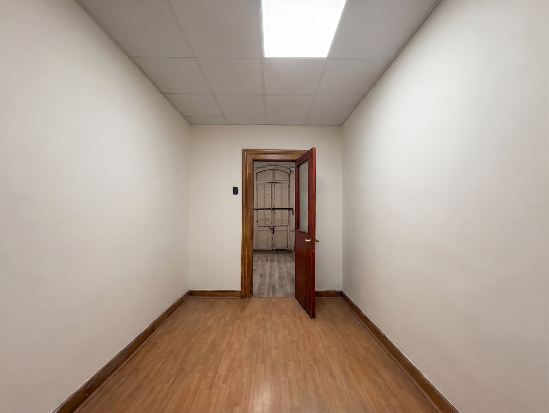 Espacio 3 en la sede Salvador, Ñuñoa — Sala compacta y cerrada, con piso flotante y puerta independiente. Fácil de acondicionar para grabación o trabajo individual.