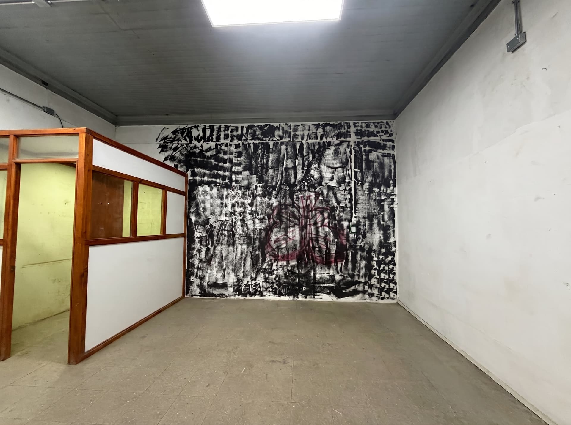 Espacio 5 en la sede Salvador, Ñuñoa — El espacio más amplio de la sede, de carácter industrial, con muro intervenido y un sector cerrado interior. Para talleres, ensayos o movimiento.